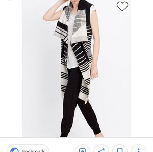 Vince black and white patterned sweater vest!